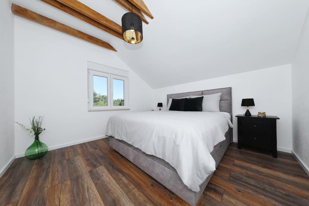 Ervenik Holiday House Aurora Borealis מראה חיצוני תמונה